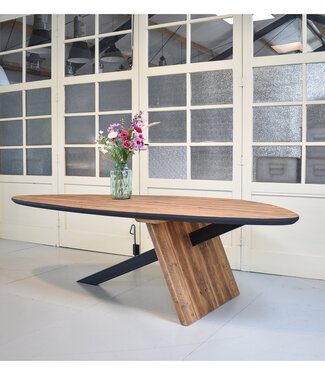 Oldwood Schagen dining table made of robust wood
