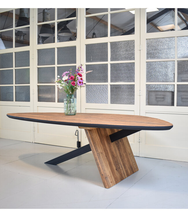 Schagen dining table made of robust wood