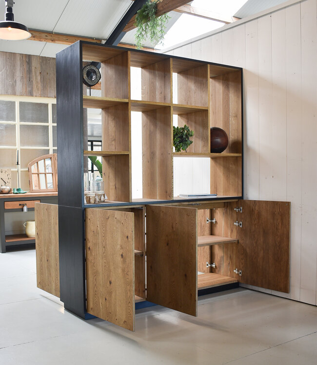 Maßgeschneiderter Eichenschrank – Raumteiler