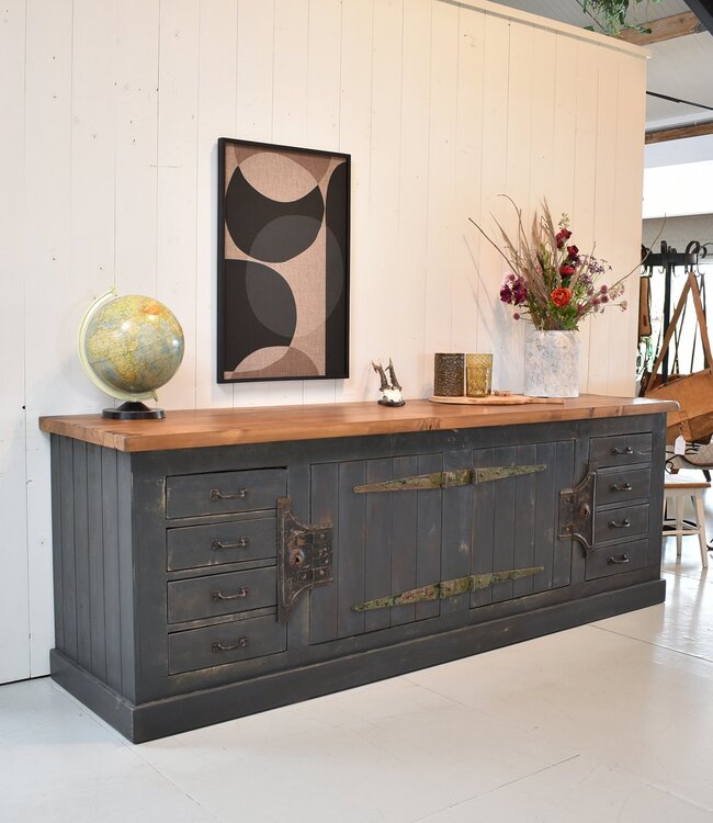 Robustes Industrie-Sideboard – alte Werkbank - Copy