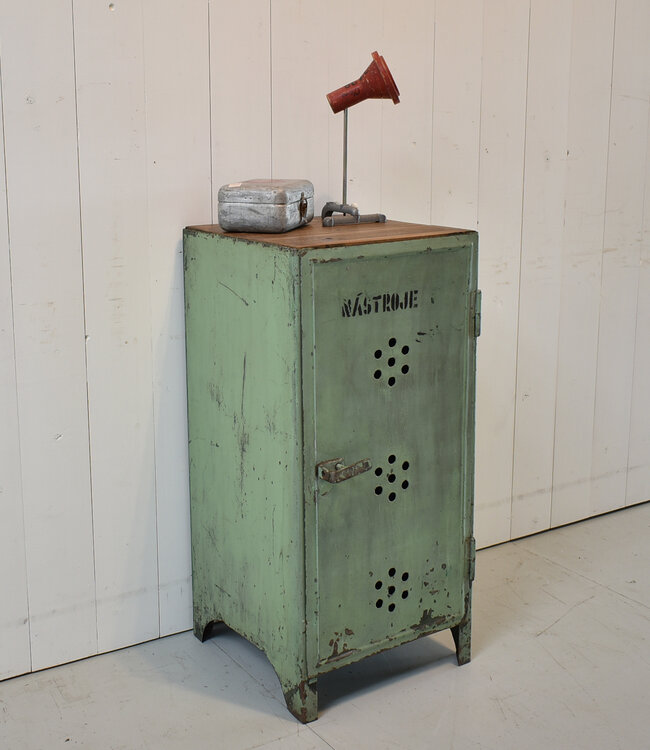Industrial shoe cabinet