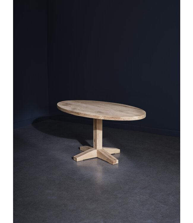 Ovaler Esstisch aus Eiche mit Holzsockel