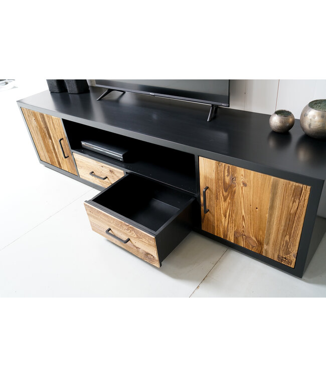 Maßgeschneiderter TV-Schrank aus Holz