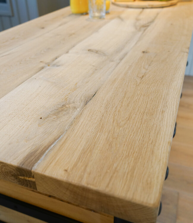 Kochinsel aus alter Eiche – Maßanfertigung
