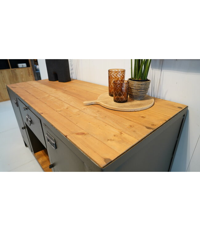 Industrial workbench with 2 doors