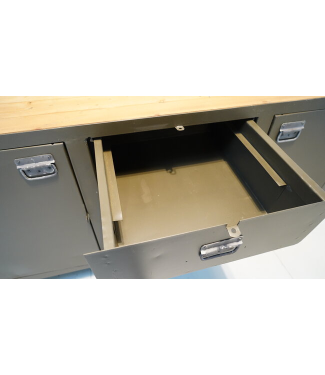 Industrial workbench with 2 doors