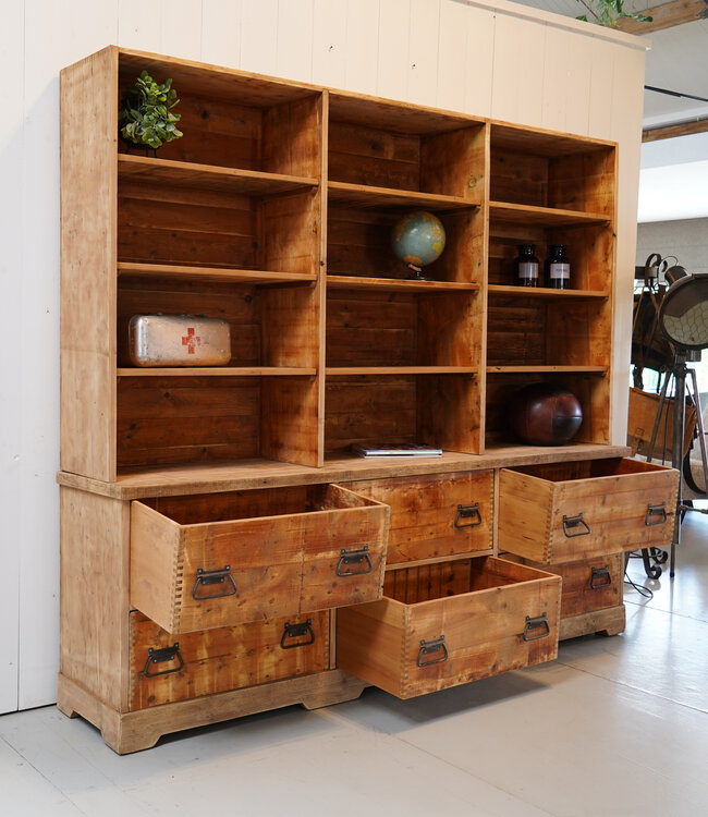 Vintage-Ladenschrank