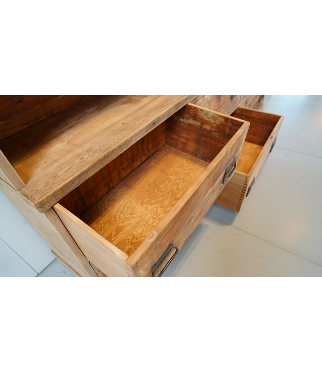 Vintage-Ladenschrank