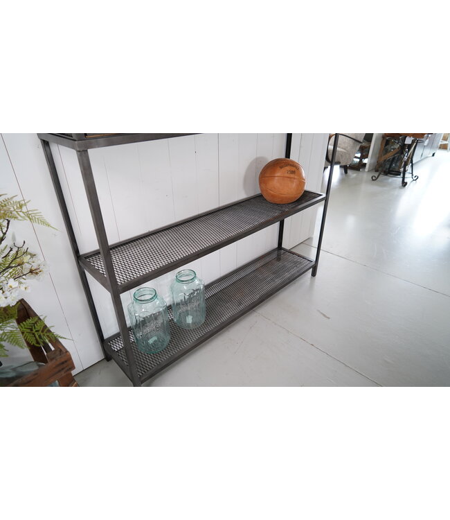 Industrial mesh cabinet