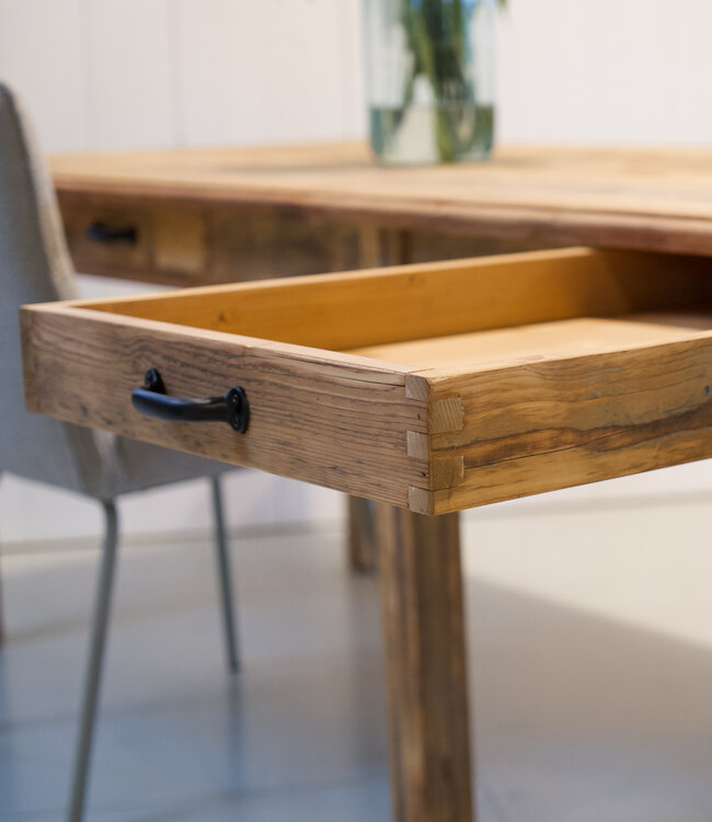 Klassischer Ateliers-Tisch mit Schublade