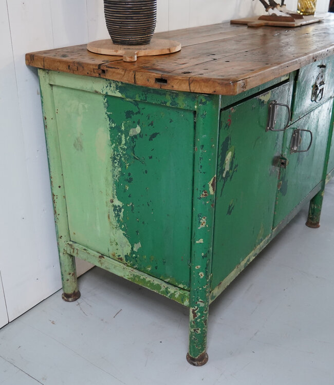 Green industrial workbench