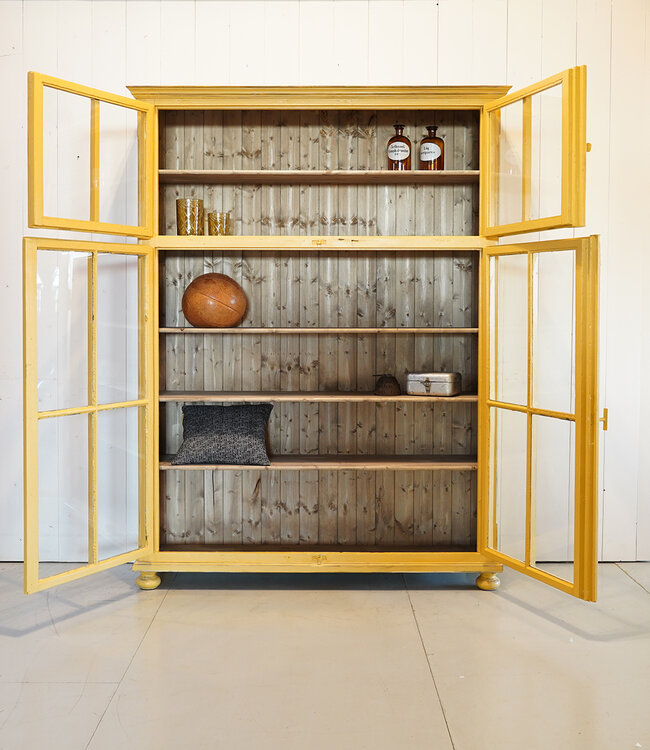 Houten servieskast  - geel