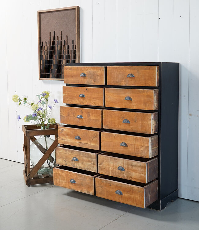 Vintage chest of drawers / dresser