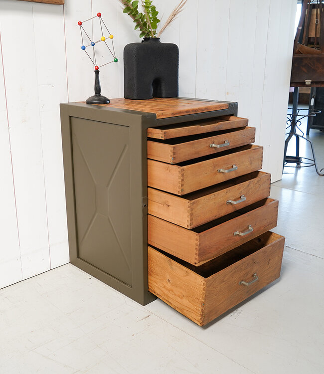 Vintage chest of drawers