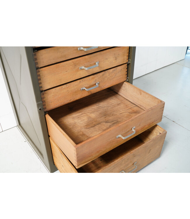 Vintage chest of drawers