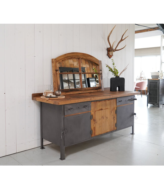 Stoer industrieel dressoir