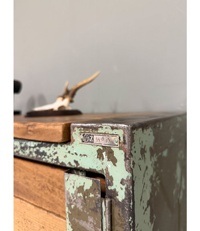 Vintage werkbank met lades