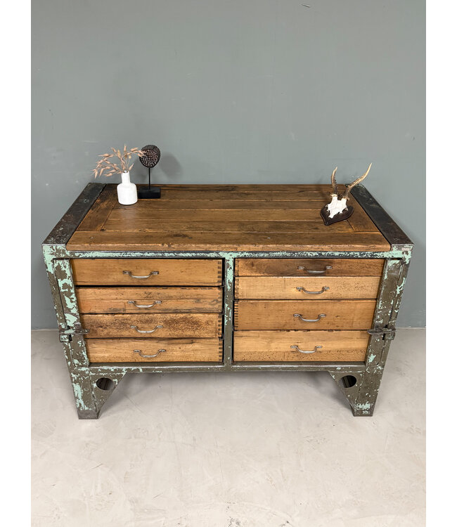 Vintage werkbank met lades