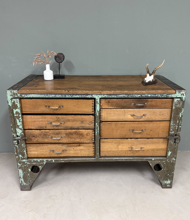 Industrieel dressoir