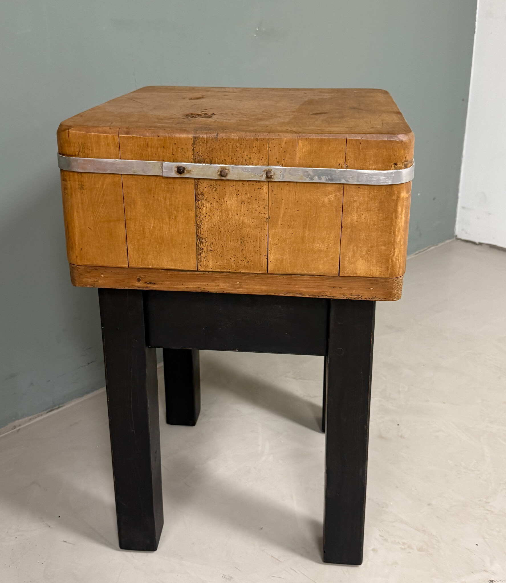 Vintage solid wood chopping block - Industrial furniture - Oldwood ...