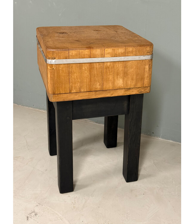 Vintage hakblok met zwart onderstel