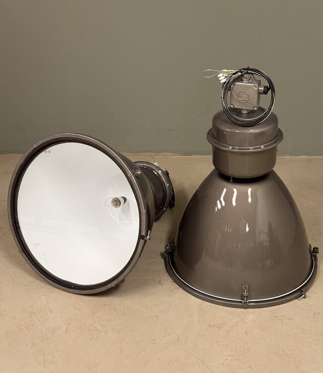 Industrielle Fabriklampe mit Glas