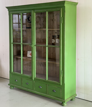 Groene landelijke servieskast van hout