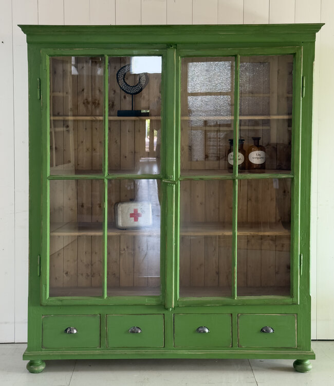 Green country-style wooden dresser