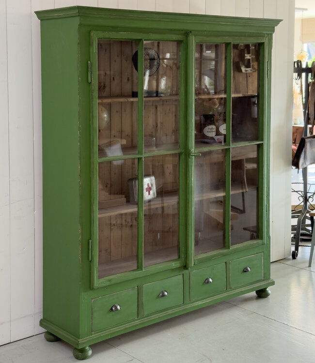 Groene landelijke servieskast van hout