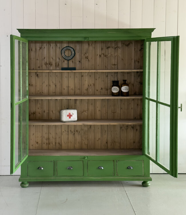 Groene landelijke servieskast van hout