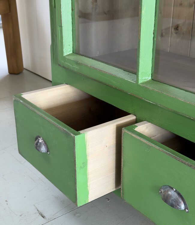 Grüne Holzkommode im Landhausstil