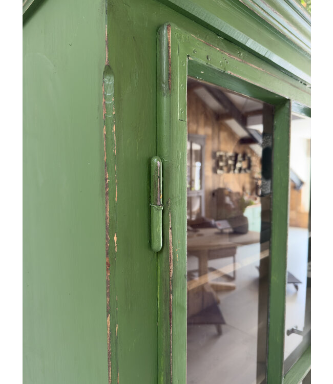 Green country-style wooden dresser