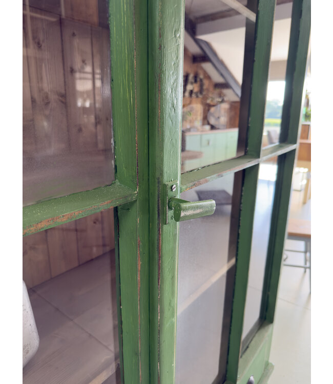 Groene landelijke servieskast van hout