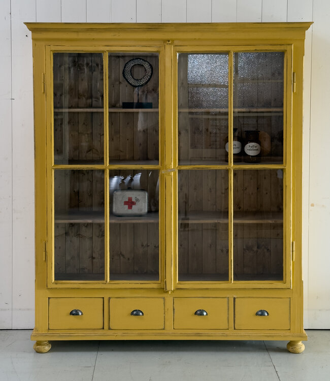 Gelbe Vintage-Vitrine