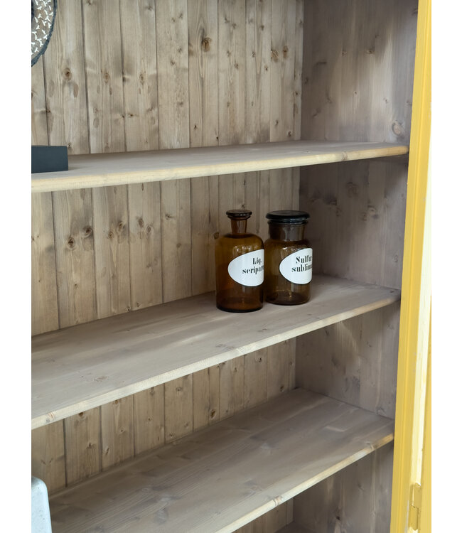 Gelbe Vintage-Vitrine