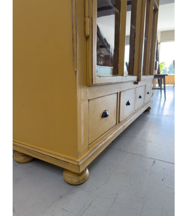 Gelbe Vintage-Vitrine