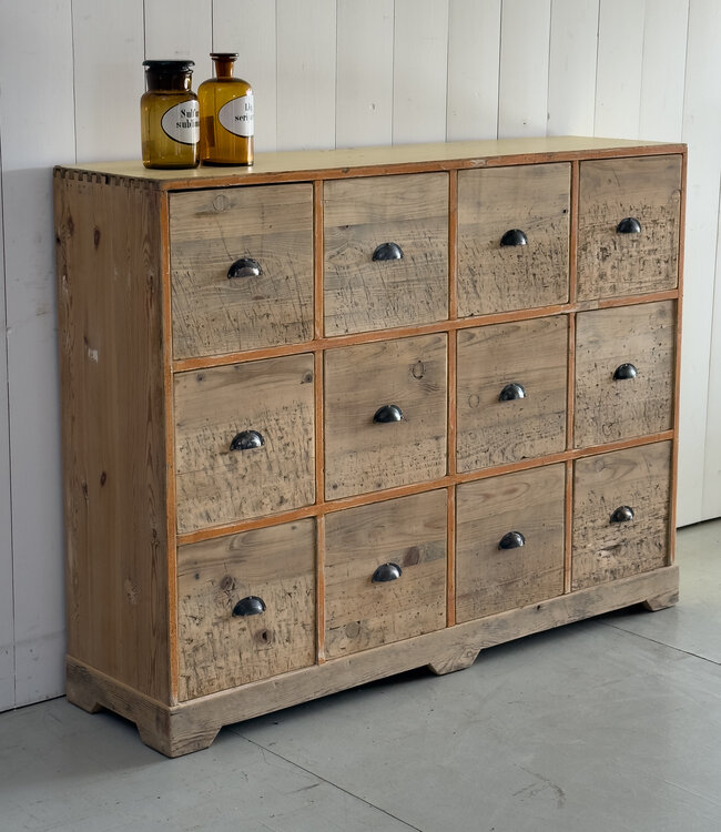 Vintage apothekerskast met lades