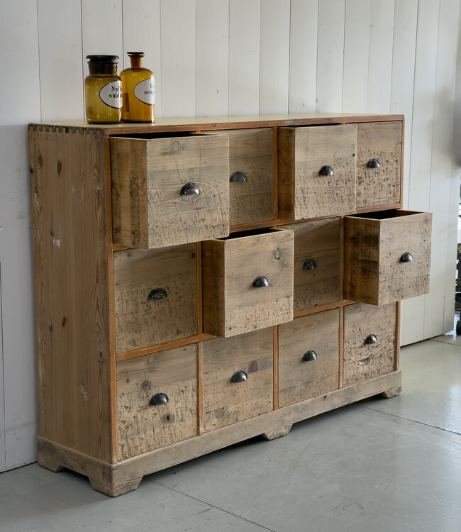 Vintage apothekerskast met lades