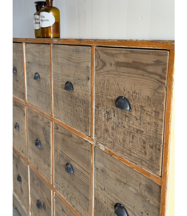 Vintage apothekerskast met lades
