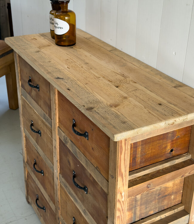 Vintage chest of drawers with 8 drawers