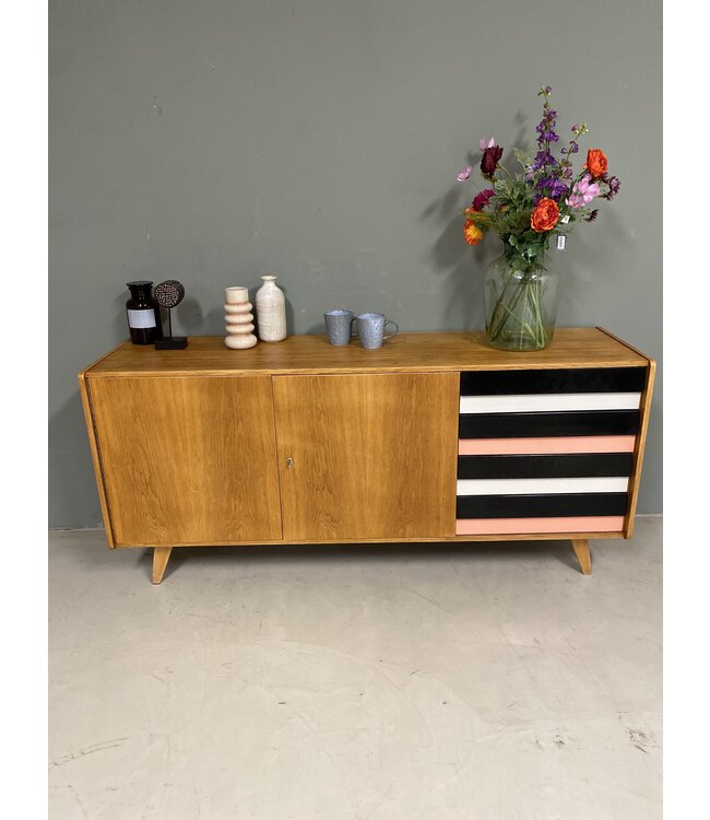 Jiri Jiroutek U-469 - Interier Praha dressoir