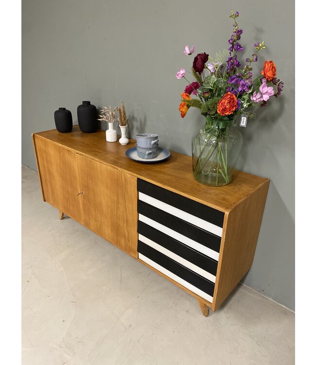 Jiri Jiroutek U-468 - Interier Praha dressoir