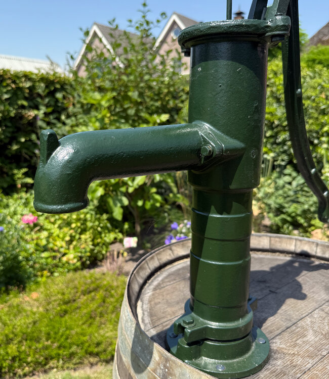 Eichen-Regenfass mit Handpumpe, gusseisern, grün