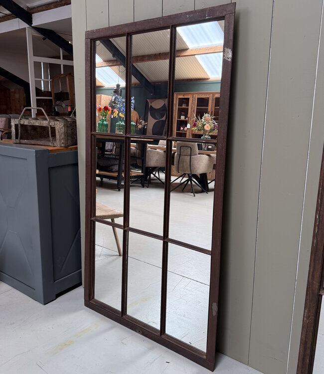 Cooler Spiegel aus Vintage-Stallfenster