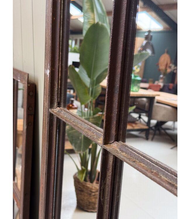 Cooler Spiegel aus Vintage-Stallfenster