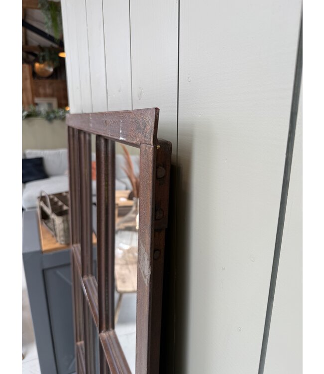 Cooler Spiegel aus Vintage-Stallfenster