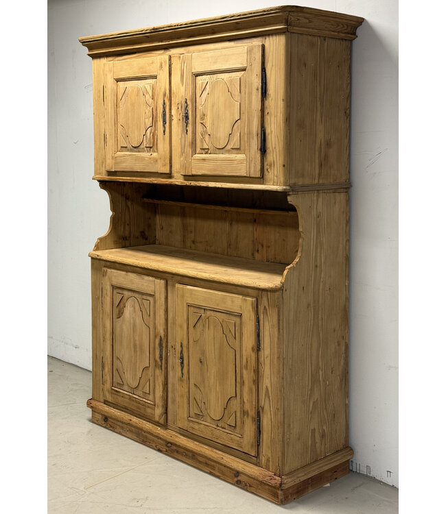 Traditionele Oostenrijkse kast