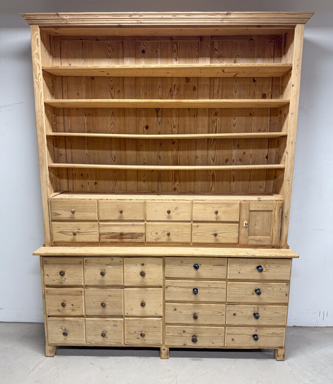 Traditionele werkplaats kast met lades