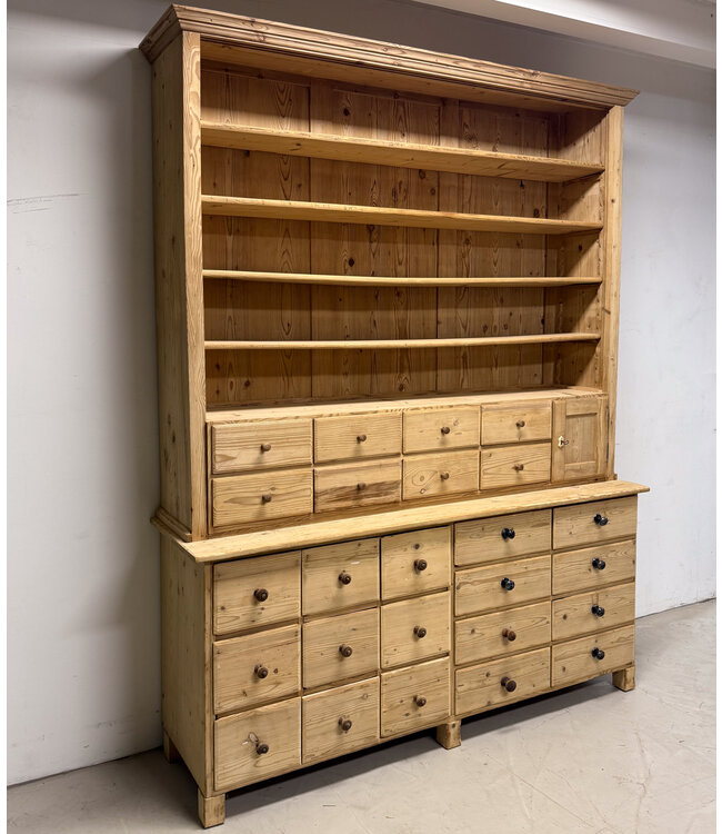 Traditional workshop cabinet with drawers