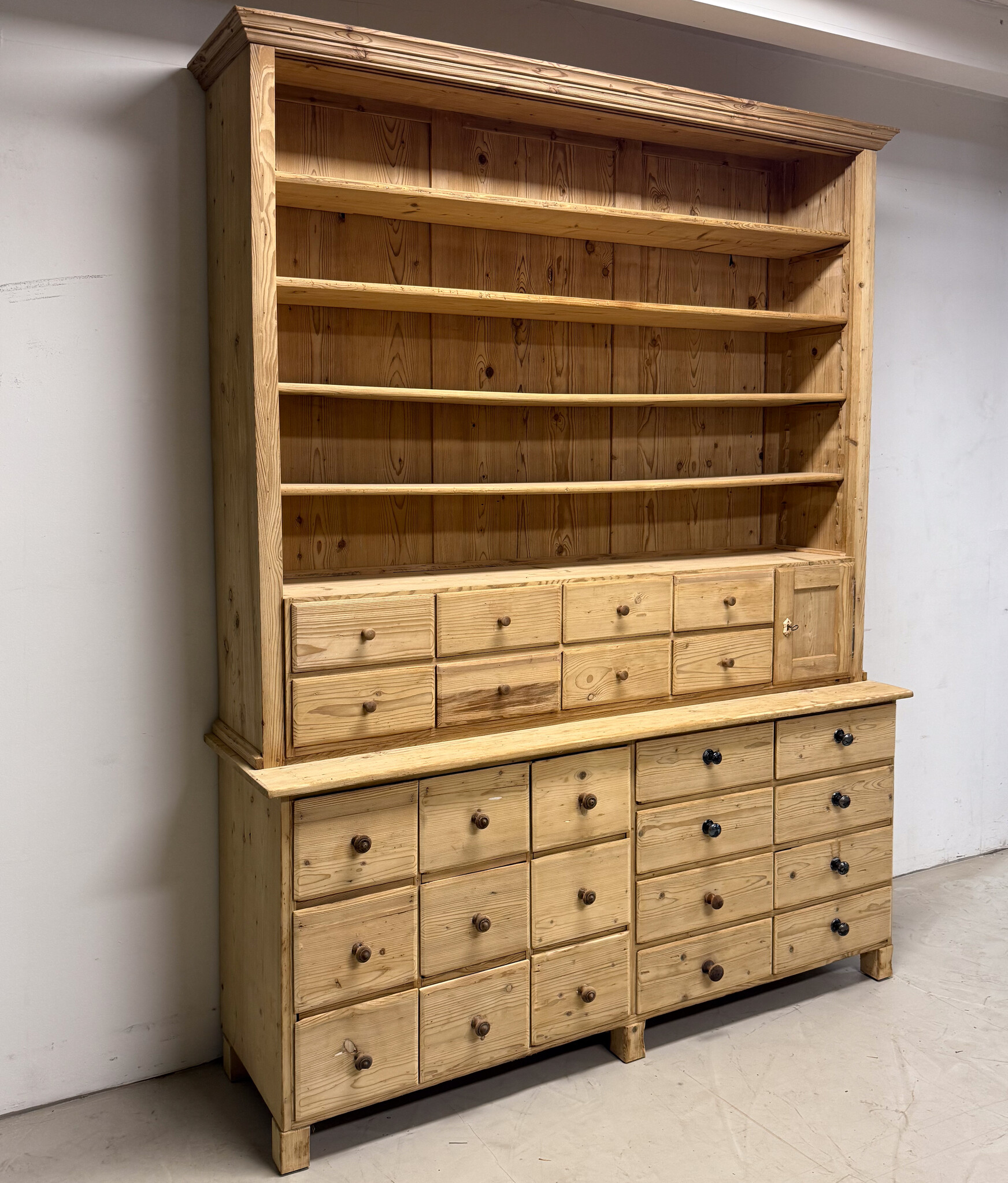 Prachtig vintage wandkastje met facet geslepen spiegel - Villa Vief